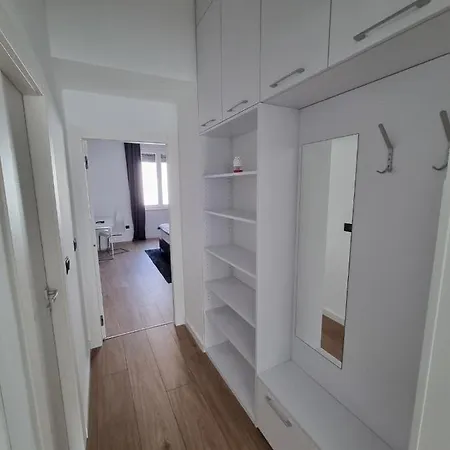 Stivi Luxury Πούλα